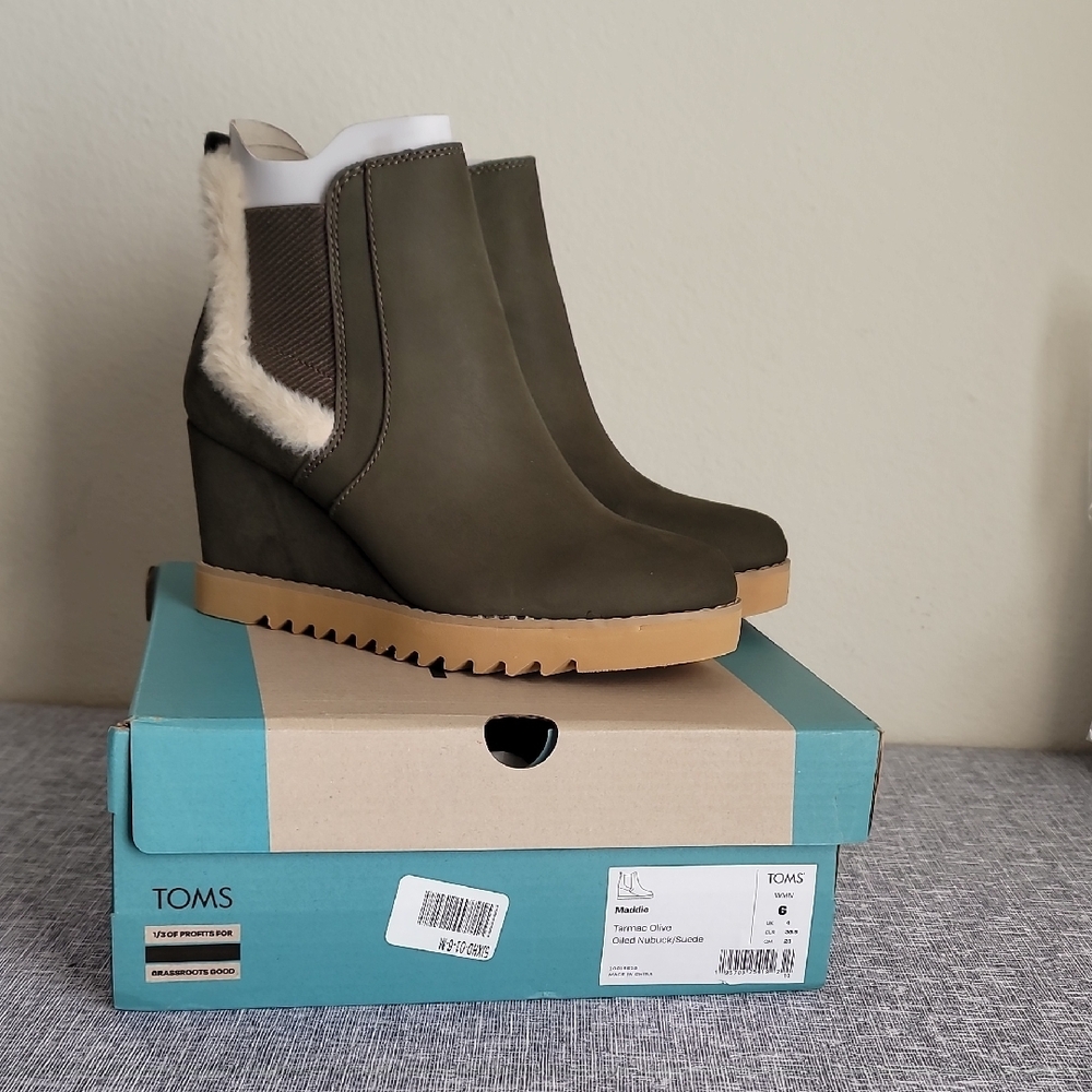 TOMS Women's Olive Wedge Boots Size 6 New in box